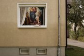 Oma am Fenster mit der Sixtinischen Madonna im Hintergrund