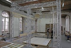 Beginn der Montage des Damaskuszimmers an die neue Unterkonstruktion 