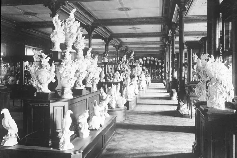 Foto, Meissener Tierplastiken und große Vasen im Ausstellungsraum