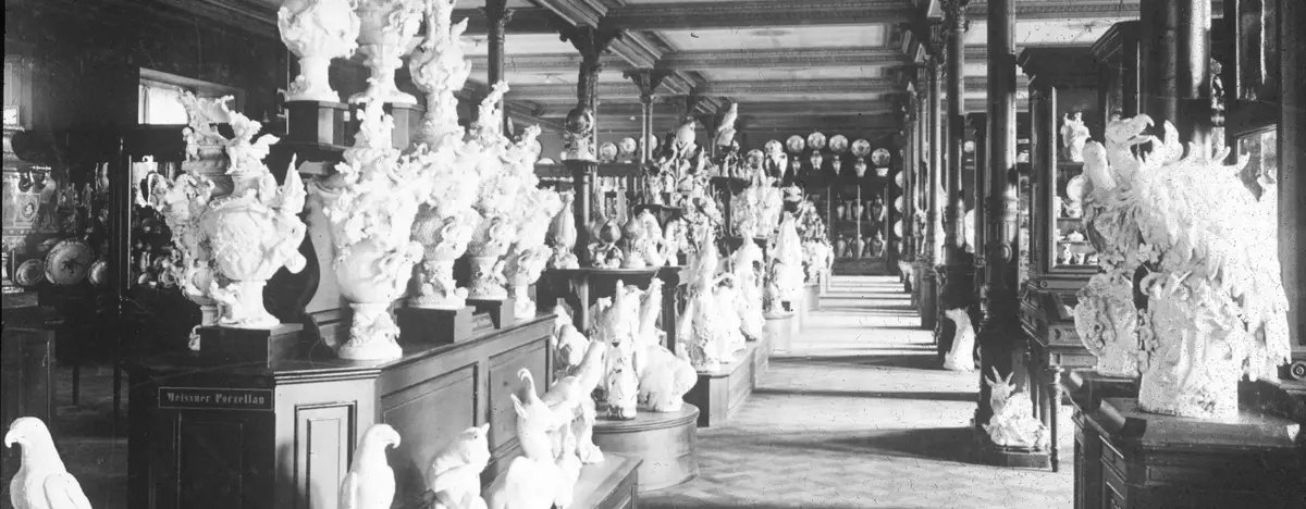 Foto, Meissener Tierplastiken und große Vasen im Ausstellungsraum
