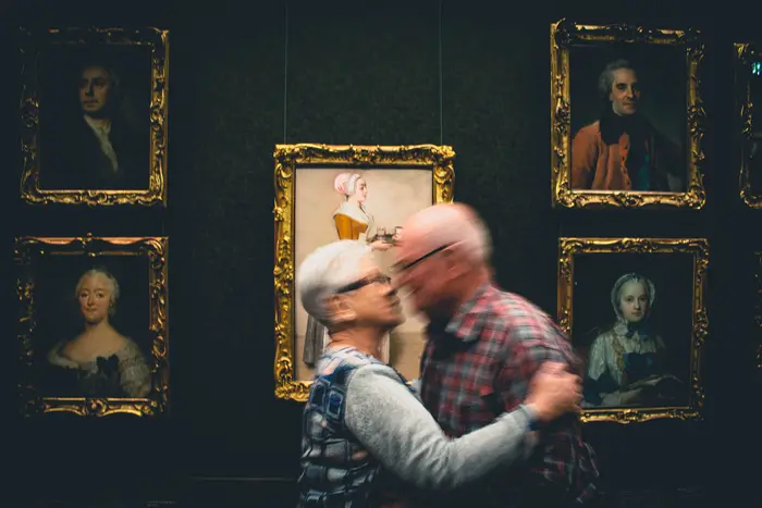 Ein alter Mann und eine alte Frau tanzen im Ausstellungsraum der Gemäldegalerie Alte Meister. 