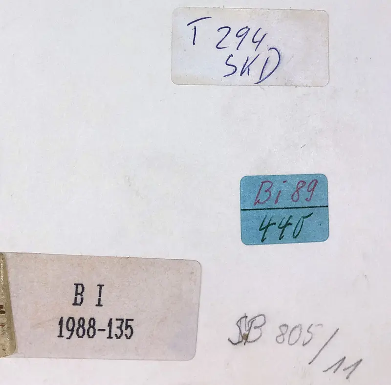 Zwei Aufkleber und Notizen mit Inventarnummern