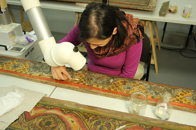 Layal Jazi bei der Oberflächenreinigung eines Deckenbretts 