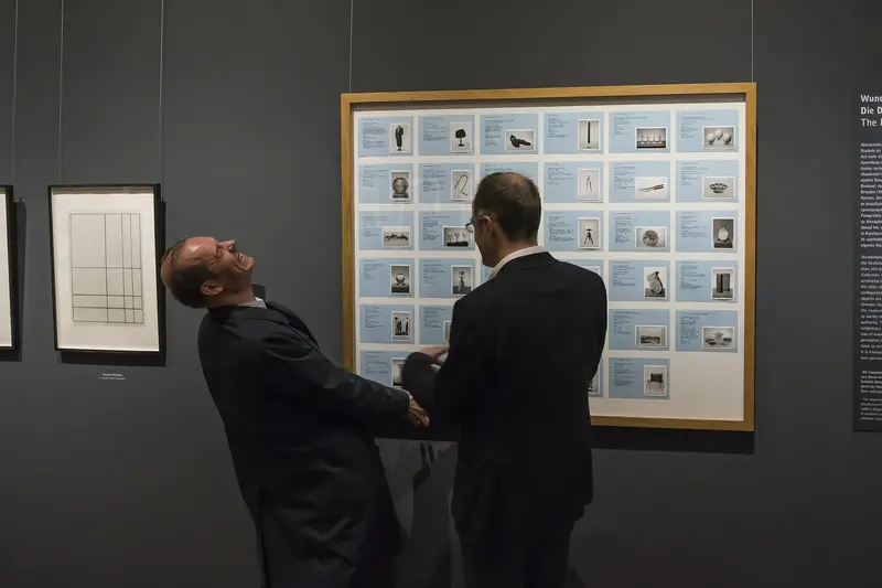 Gregor Schmoll (links) mit Kurator Björn Egging in der Ausstellung "Wunderblock"