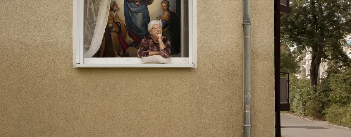 Oma am Fenster mit der Sixtinischen Madonna im Hintergrund