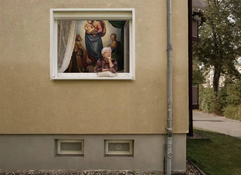 Oma am Fenster mit der Sixtinischen Madonna im Hintergrund