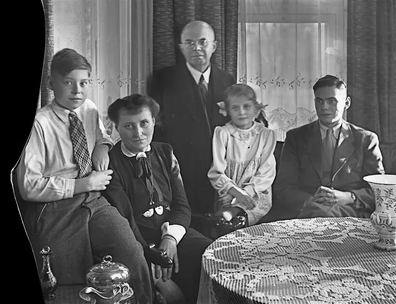 Carl Heumann (Mitte) mit Familie, um 1940 