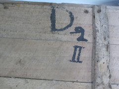 Markierungen mit lateinischen Buchstaben sowie römischen und arabischen Ziffern