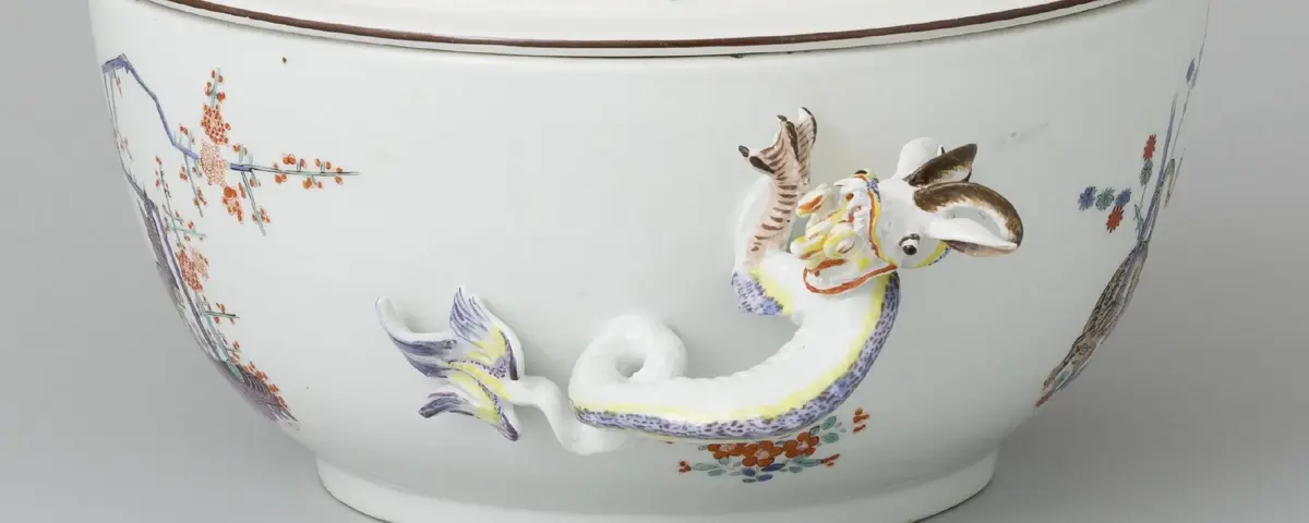 Foto, Deckelterrine mit Henkeln in Form gewundener Drachen