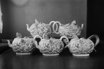 historisches Foto, Fünf Teekannen, drei davon nach chinesischem Vorbild