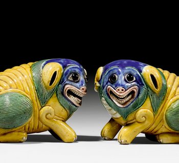 blau, gelb, grünes Fantasietier mit vier Beinen und großen Augen