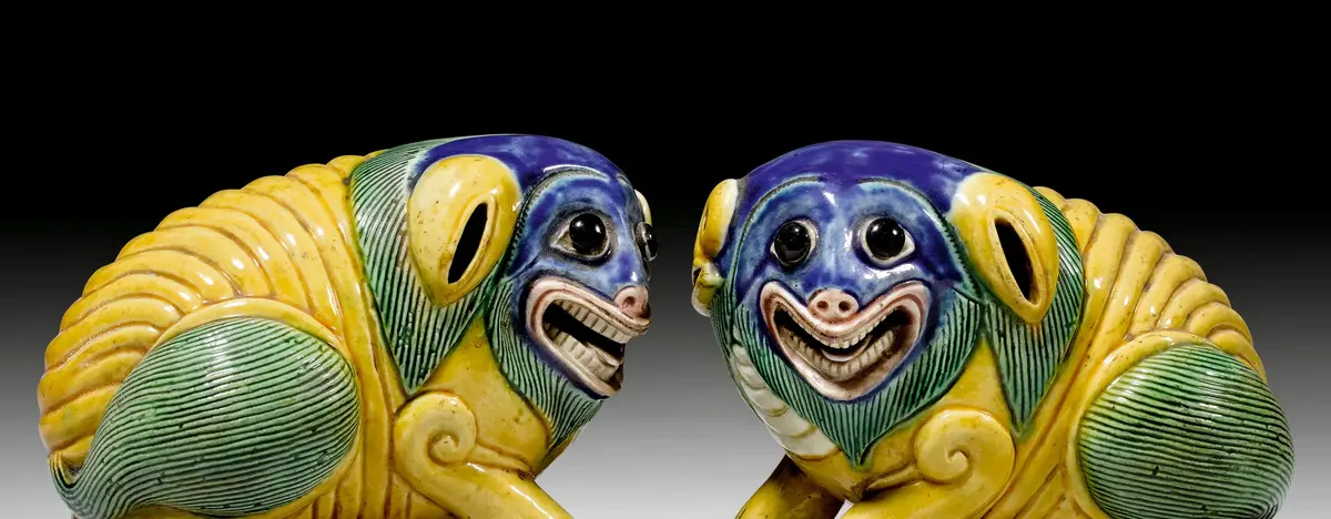 blau, gelb, grünes Fantasietier mit vier Beinen und großen Augen