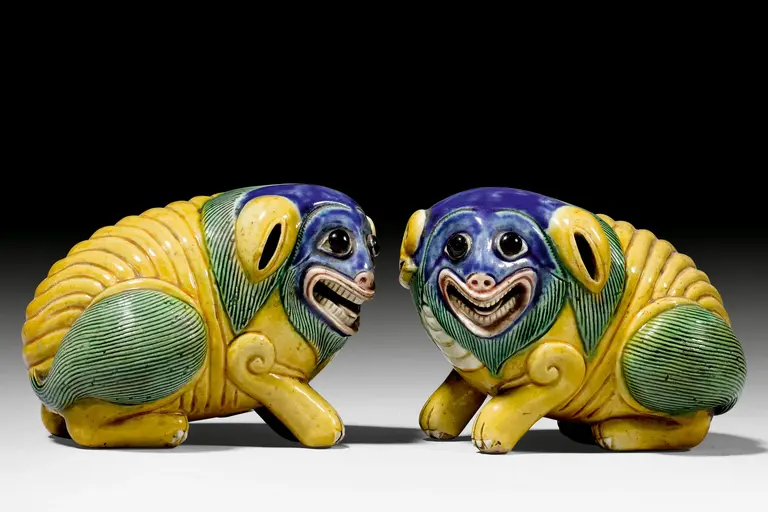 blau, gelb, grünes Fantasietier mit vier Beinen und großen Augen
