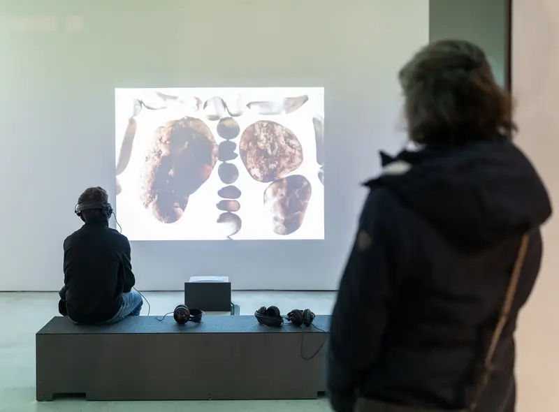 Besucher im Ausstellungsraum