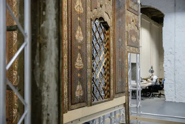 Eine verzierte Wand im Damaskuszimmer