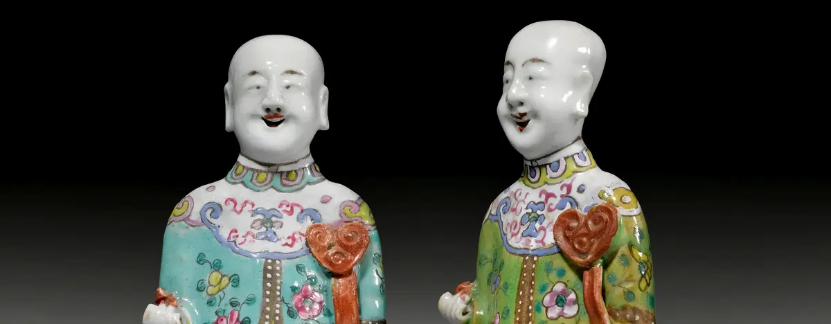 zwei Porzellanfiguren mit asiatischem Erscheinungsbild