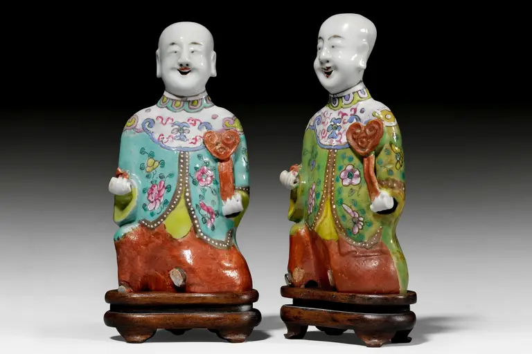 zwei Porzellanfiguren mit asiatischem Erscheinungsbild