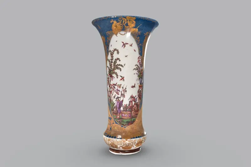 Screenshot, 3D-Modell einer Vase mit blauen Fond und vielfarbigen, chinoisen Reserven