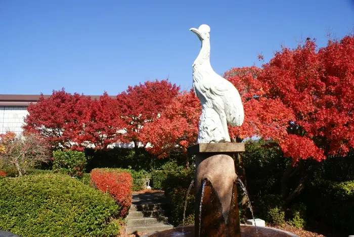 Porzellan aus Meissen im Garten des Kyushu Keramikmuseums