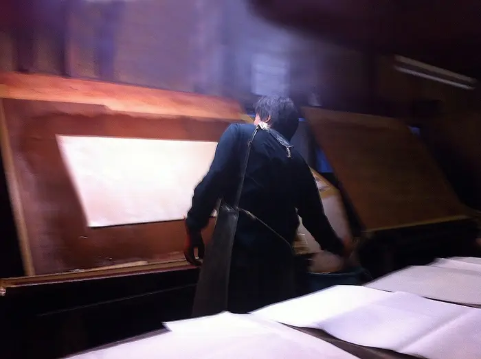 Verkleben einzelner Papierfliese mit Hilfe des Khakisaftes