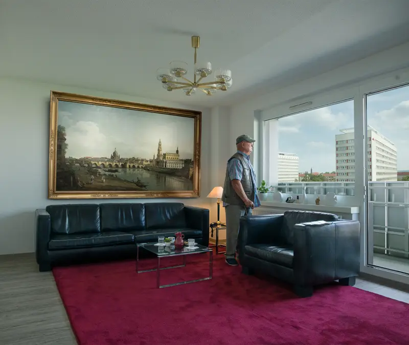 Canaletto in Wohnzimmer mit Blick auf Plattenbauten