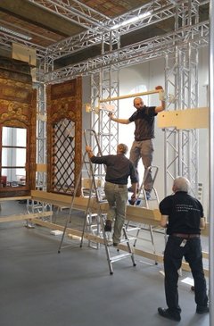 Die Museumstechniker bei der Montage der Fensterwand – Hagen Friede, Cai Schneider und Matthias Koalick 