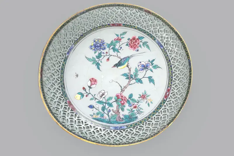 Screenshot, Schale mit durchbrochener Wandung und einem Vogel auf einem Stamm in polychromer Bemalung im Spiegel