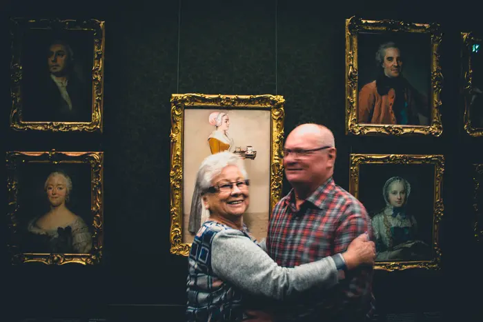 Ein alter Mann und eine alte Frau tanzen im Ausstellungsraum der Gemäldegalerie Alte Meister. 