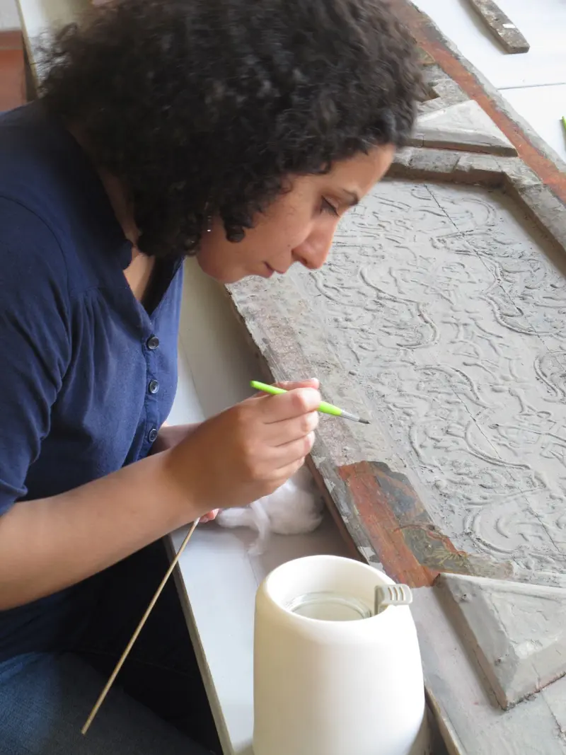 Roja Zaroodi beim Festigen der Bemalung