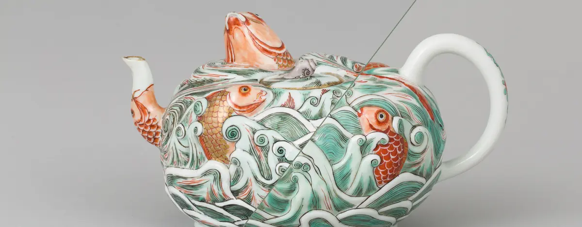 Zusammengesetztes Bild aus einer chinesischen Kanne (links) und der Meissener Adaption (rechts)