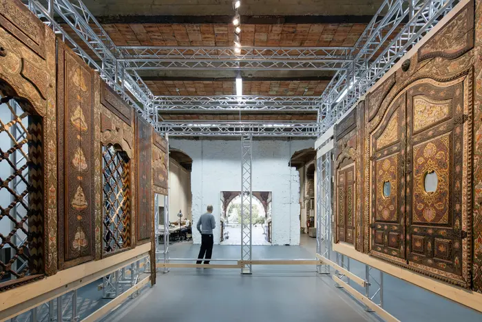 Ein Besucher im Damaskuszimmer.