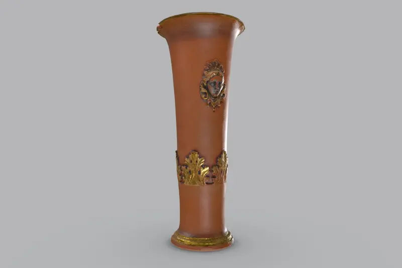 Screenshot, 3D-Modell einer hohen Vase mit flachen Reliefs