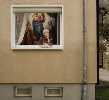 Oma am Fenster mit der Sixtinischen Madonna im Hintergrund
